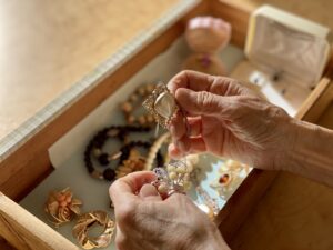 形見分けとは?時期・マナー・失敗しないための注意点まで徹底解説