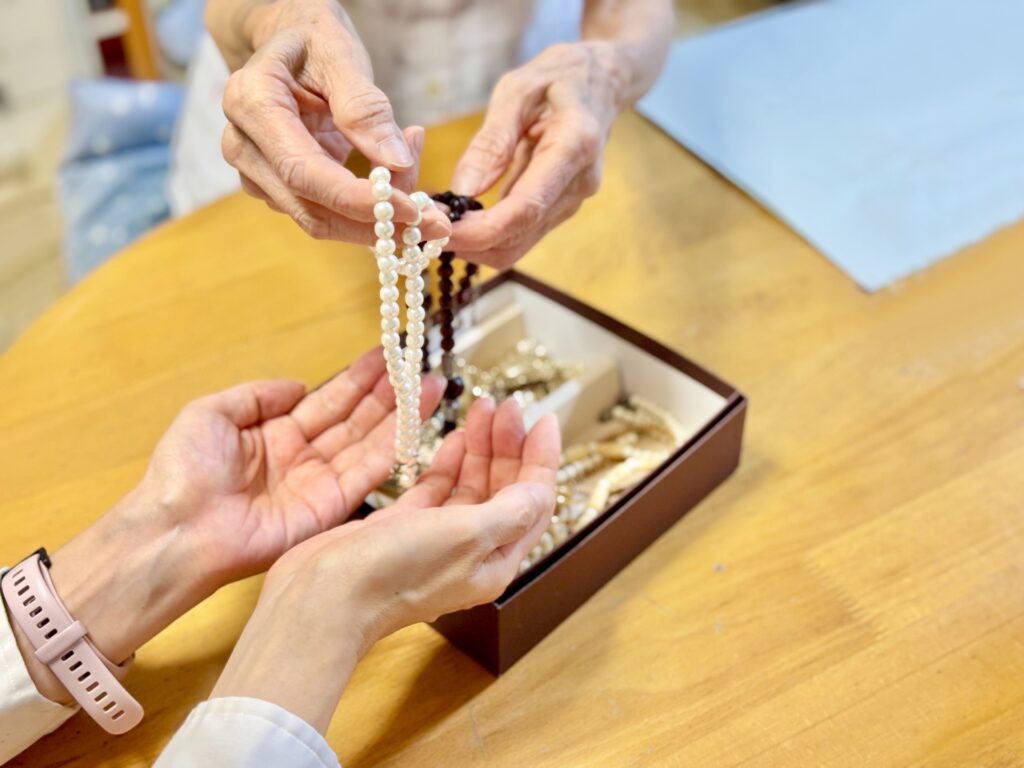 形見分けする2人